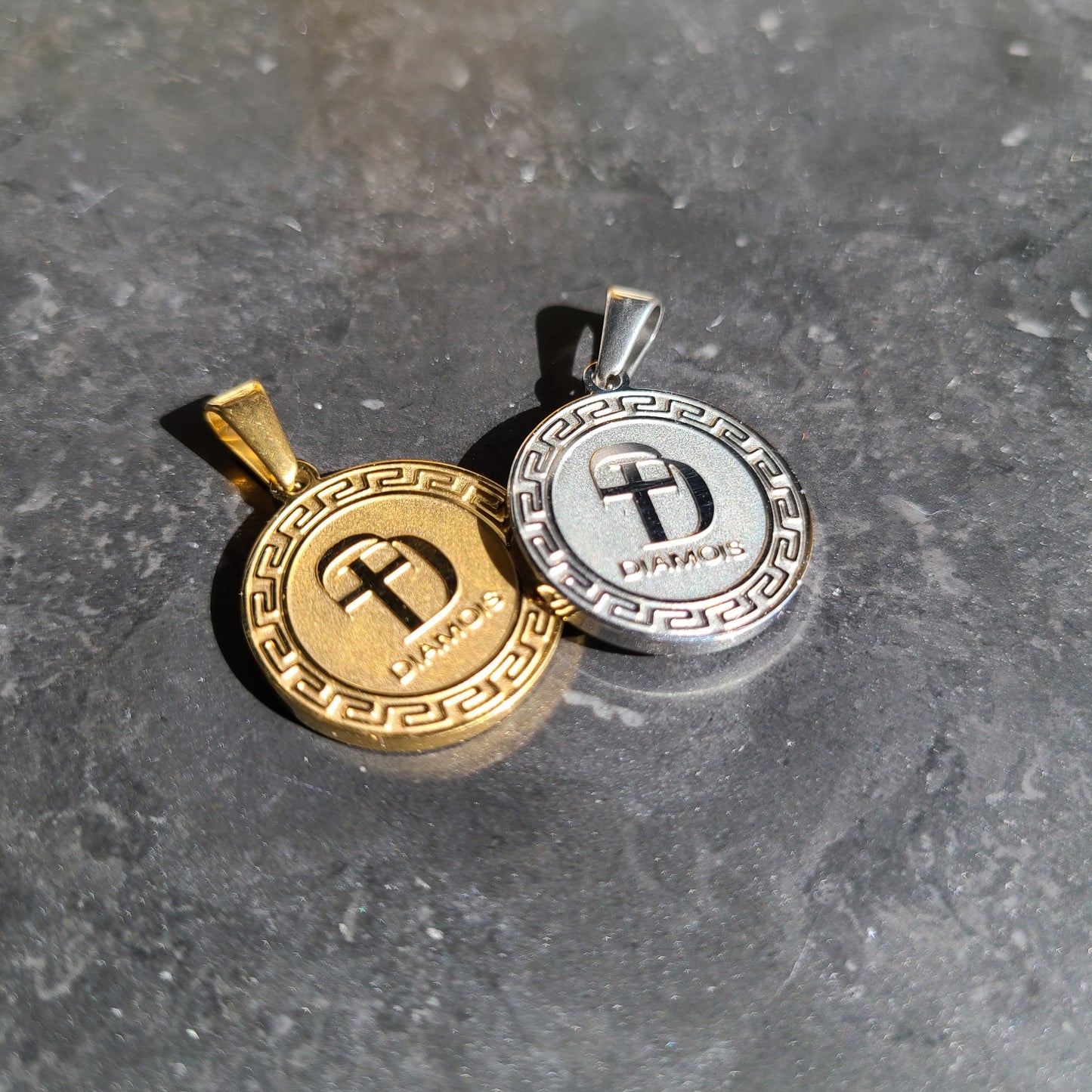 SIGNATURE MEDAL GREEK NECKLACE GOLD